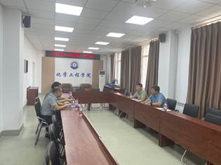 房间里有桌子和椅子 AI 生成的内容可能不正确。