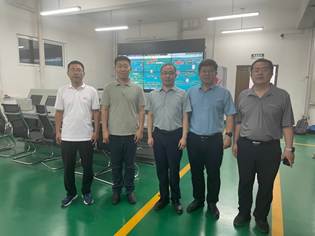 一群人站在室内合影 AI 生成的内容可能不正确。