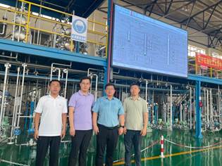 一群人站在火车旁 AI 生成的内容可能不正确。