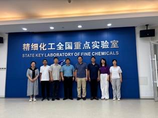 一群人站在台上 AI 生成的内容可能不正确。